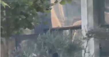 VIDEO/ Protestues të maskuar i vënë flakën Bashkisë së Kurbinit