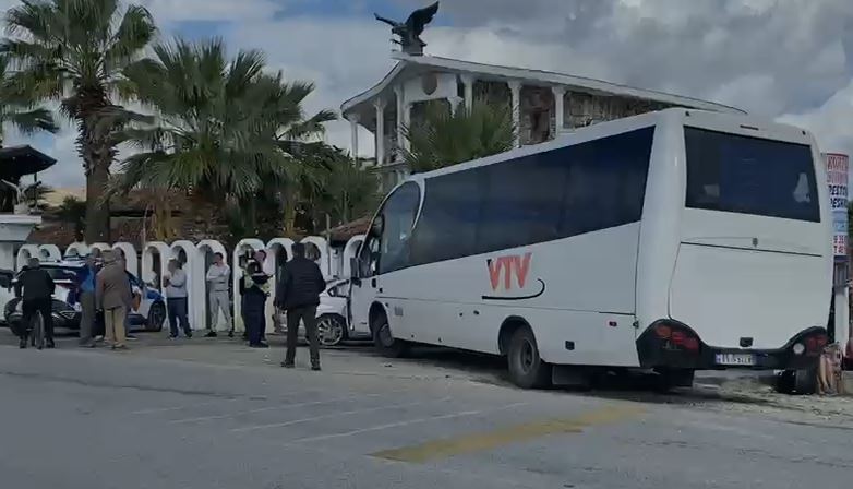 Autobusi i linjës Berat-Tiranë përplaset me një automjet, lëndohen disa pasagjerë