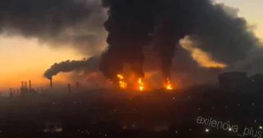 Ukraina godet rafinerinë ruse në Siberi