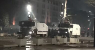 Tirana përjeton vitin 1998/ Kaosi dhe dhuna, te dera e Kryeministrisë
