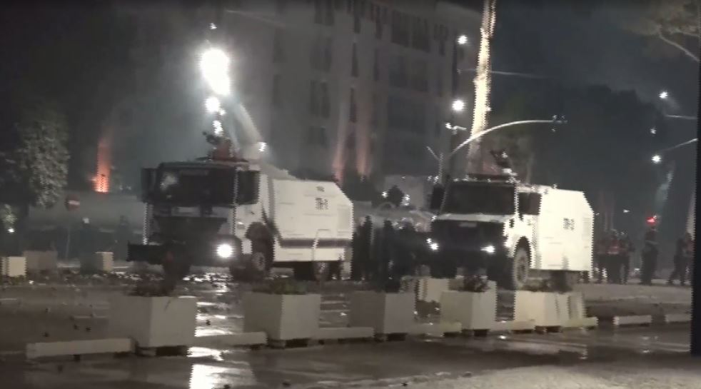 Tirana përjeton vitin 1998/ Kaosi dhe dhuna, te dera e Kryeministrisë
