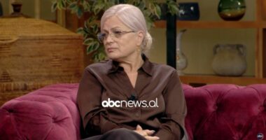 “Vajza e kënga më mbajtën gjallë” Vera Laçi, rrëfen “ringitjen” pas tragjedisë dhe 40 vitet në skenë
