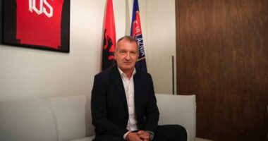 Vllaznia prezanton trajnerin e ri/ Csaba László merr zyrtarisht vendin e Edi Martinit në pankinë