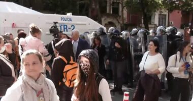 Protesta para Ministrisë së Arsimit/ Edhe të mitur në protestë, situata e qetë