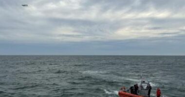 Rojet bregdetare amerikane vijon kërkimet e aeroplanit të zhdukur me 6 persona