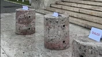 Rama bën sërish thirrje për dialog/ Pas thyerjes së karrigeve, i zëvendëson me stola guri
