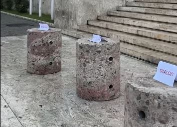 Rama bën sërish thirrje për dialog  Pas thyerjes së karrigeve  i zëvendëson me stola guri