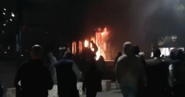 Tirana përjeton vitin 1998/ “Studentët” sulmojnë bankat. Flakë ministrisë së Drejtësisë