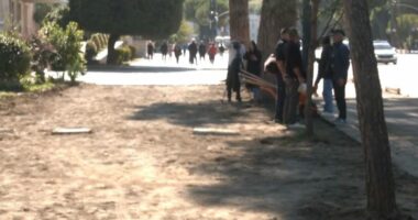 Hiqen pllakat në trotuaret e bulevardit/ Protestuesit i përdornin në aktet e tyre të dhunës