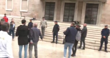 Protestuesit zgjedhin sërish dhunën/ Mblidhen para Kryeministrisë, heqin karriget e vendosura për dialog