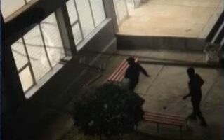 Sulmohen konviktet në “Qytetin Studenti”/ Protestuesit thyejnë duar e dritare, futen brenda godinave