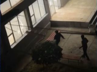 Sulmohen konviktet në “Qytetin Studenti”/ Protestuesit thyejnë dyer e dritare, futen brenda godinave