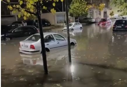 Reshjet e dendura të shiut në Vlorë, probleme në disa akse rrugore