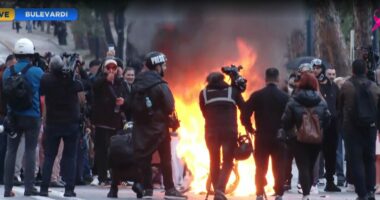 Protestuesit zhvendosen në Bulevard/ Një grup modest pranë kryeministrisë, djegin karriget e dialogut