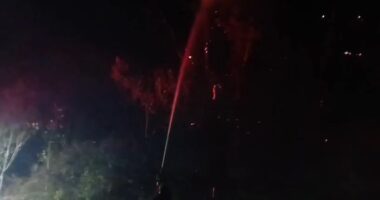 Zjarr në Fushë Krujë, rrezikohen banesat