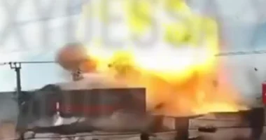 Zjarr në një supermarket pranë Odesës, shfaqet momenti kur goditet me dronë iranian