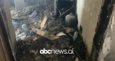 VIDEO/ Pamjet brenda banesës në Shkozë pas zjarrit tragjik, gjithçka shkrumb e hi, humbën jetën dy të moshuarit