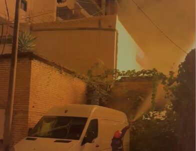 Zjarr në një magazinë në Gjirokastër, rrezikoheshin dy pallate banimi